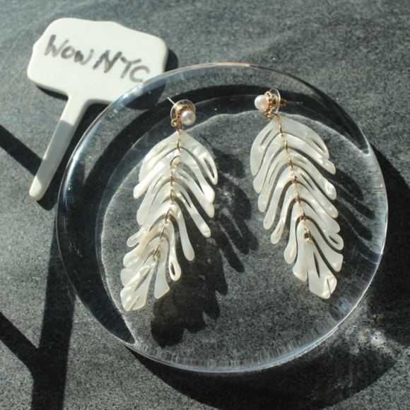 RESTOCKED🌸 Leaf leaves fun long Acrylic earrings - Picture 4 of 8